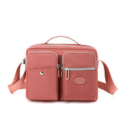 Borsa a tracolla rosa in pelle con tasche multiple e cerniere, design elegante e funzionale, ideale per donna. Accessorio moda versatile.