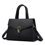 Borsa a mano in pelle nera elegante con chiusura dorata, design moderno, tracolla regolabile. Accessorio moda donna, stile sofisticato.