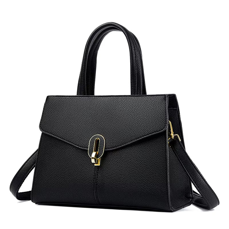Borsa a mano in pelle nera elegante con chiusura dorata, design moderno, tracolla regolabile. Accessorio moda donna, stile sofisticato.