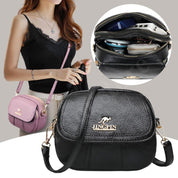 Borsa a tracolla in pelle nera con logo, scomparti multipli, chiusura a zip, ideale per donna, moda elegante, accessorio versatile.
