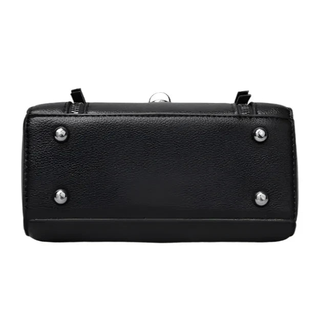 Borsa a tracolla nera in pelle con base rinforzata e piedini metallici argentati. Design elegante e moderno, ideale per moda femminile.