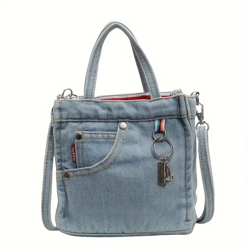 Borsa a tracolla in denim blu con manici, tasca frontale e portachiavi. Design casual, ideale per moda urbana e quotidiana.