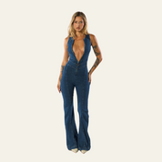Donna in tuta jeans scollata, stile anni '70, con pantaloni a zampa. Moda femminile, abbigliamento casual elegante, tendenza denim.