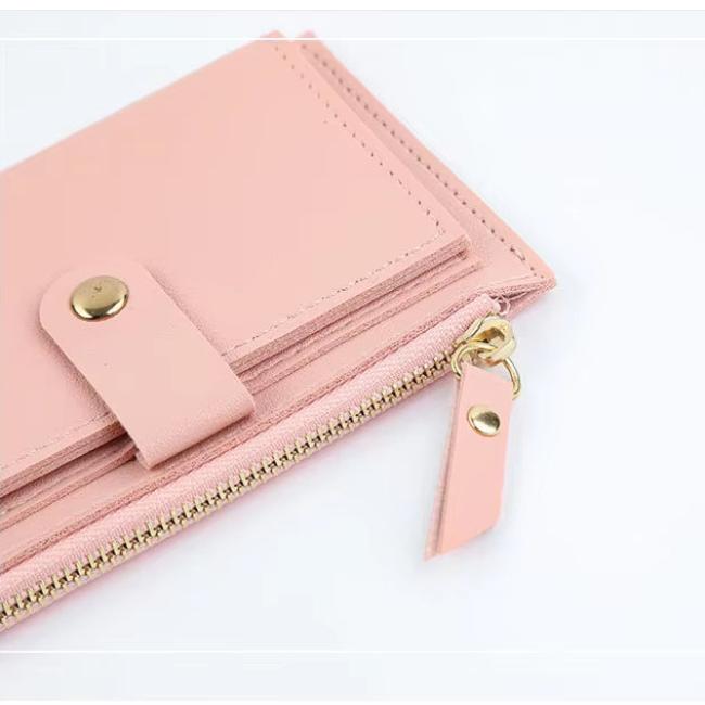 Portafoglio donna in pelle rosa con cerniera dorata e bottone, design elegante e moderno, accessorio moda femminile, ideale per organizzare carte e contanti.