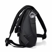Zaino monospalla nero impermeabile, design ergonomico, con cinghie regolabili e tasche multiple. Ideale per viaggi e uso quotidiano.