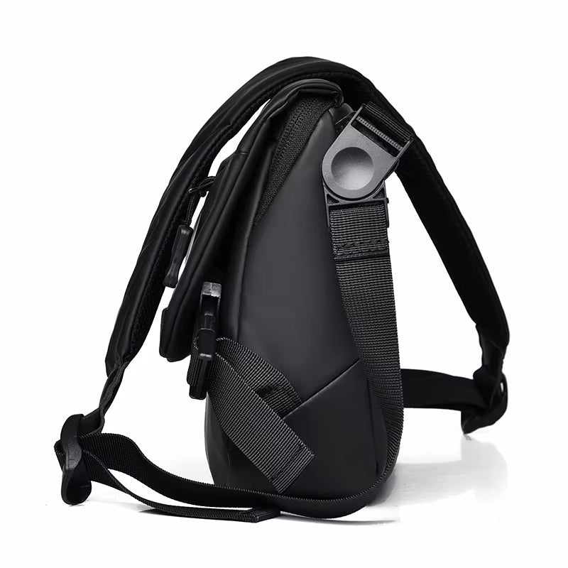 Zaino monospalla nero impermeabile, design ergonomico, con cinghie regolabili e tasche multiple. Ideale per viaggi e uso quotidiano.