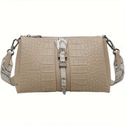 Borsa a tracolla beige in pelle effetto coccodrillo, dettagli in pelle di serpente, chiusura con fibbia, design elegante e moderno.