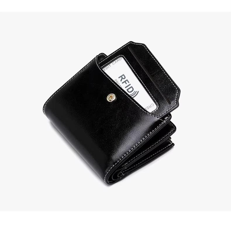 Portafoglio nero in pelle con protezione RFID, design compatto, tasca per carte di credito. Accessorio elegante e sicuro per uomo e donna.