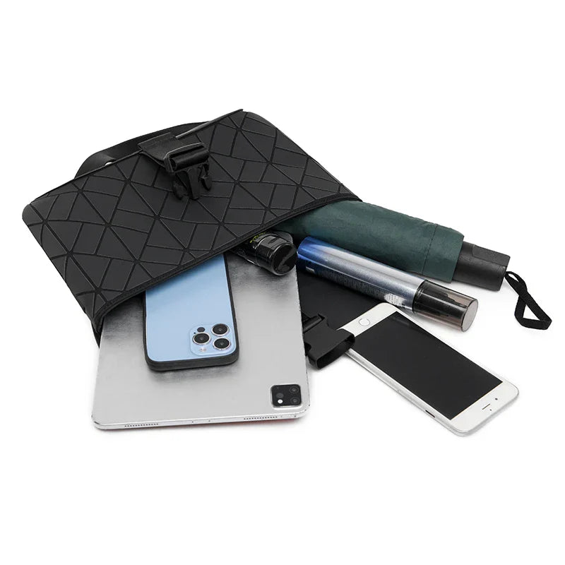 Borsa a tracolla nera con design geometrico, contenente smartphone, tablet, ombrello e accessori. Ideale per organizzazione e trasporto quotidiano.