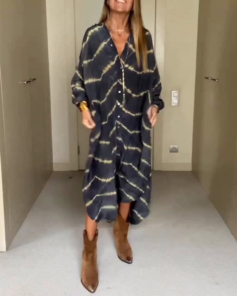 Donna con abito lungo tie-dye nero e stivali marroni. Moda casual, abbigliamento femminile, tendenze autunno. Stile boho chic.