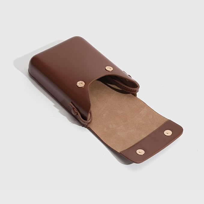 Custodia in pelle marrone per occhiali, design elegante e minimalista, chiusura a bottone, accessorio moda, protezione occhiali da sole.