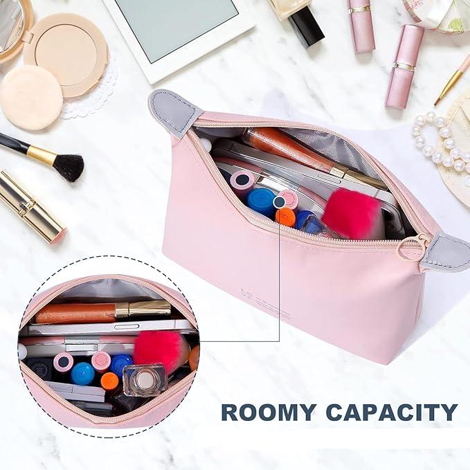 Astuccio trucco rosa con grande capacità, contenente rossetti, pennelli e cosmetici su sfondo marmo. Accessori bellezza, organizzazione trucco.
