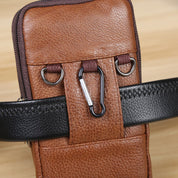 Marsupio in pelle marrone con moschettone e cintura nera, design elegante e pratico, ideale per viaggi e uso quotidiano. Accessorio moda uomo.