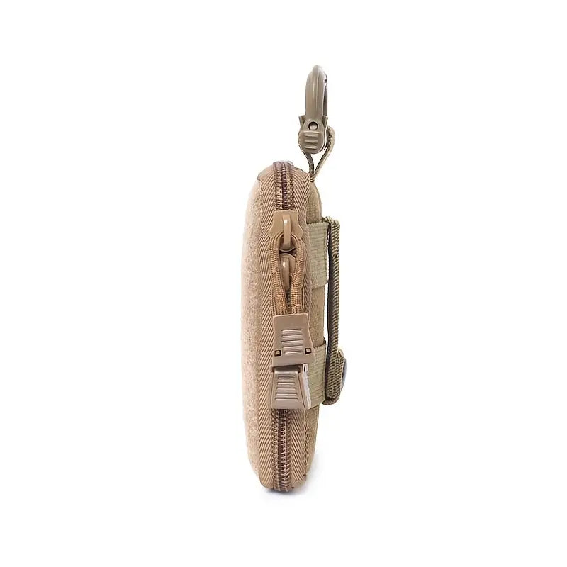 Custodia portatile beige con zip, moschettone e passante per cintura. Ideale per accessori, compatta e resistente. Perfetta per viaggi e outdoor.