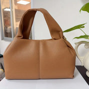 Borsa a mano in pelle marrone chiaro, design elegante e moderno, perfetta per moda donna. Accessorio versatile per ogni occasione.