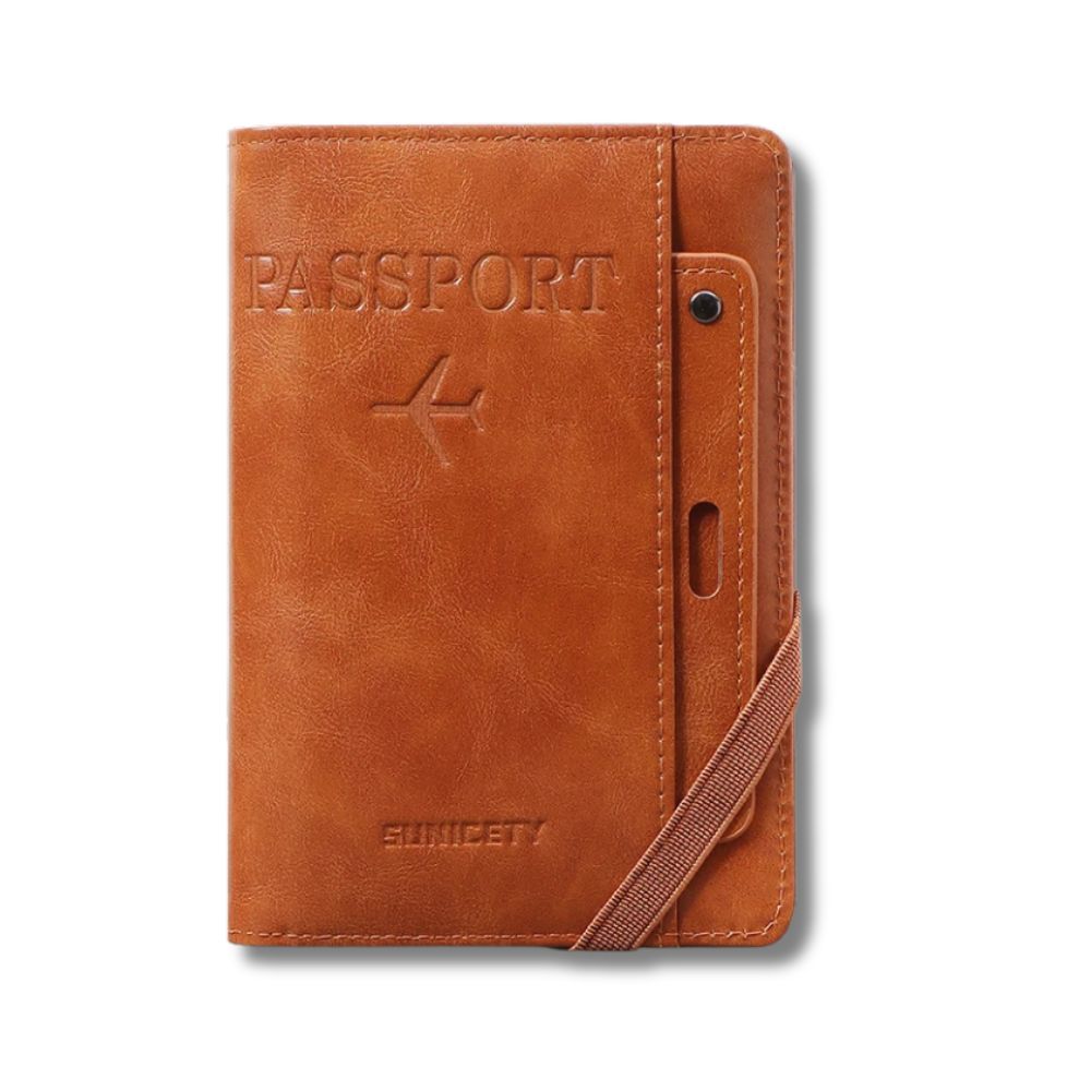 Custodia passaporto in pelle marrone con incisione aereo, tasca per carte e chiusura elastica. Accessorio viaggio elegante e funzionale.