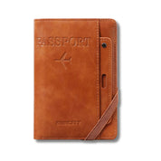 Custodia passaporto in pelle marrone con incisione aereo, tasca per carte e chiusura elastica. Accessorio viaggio elegante e funzionale.