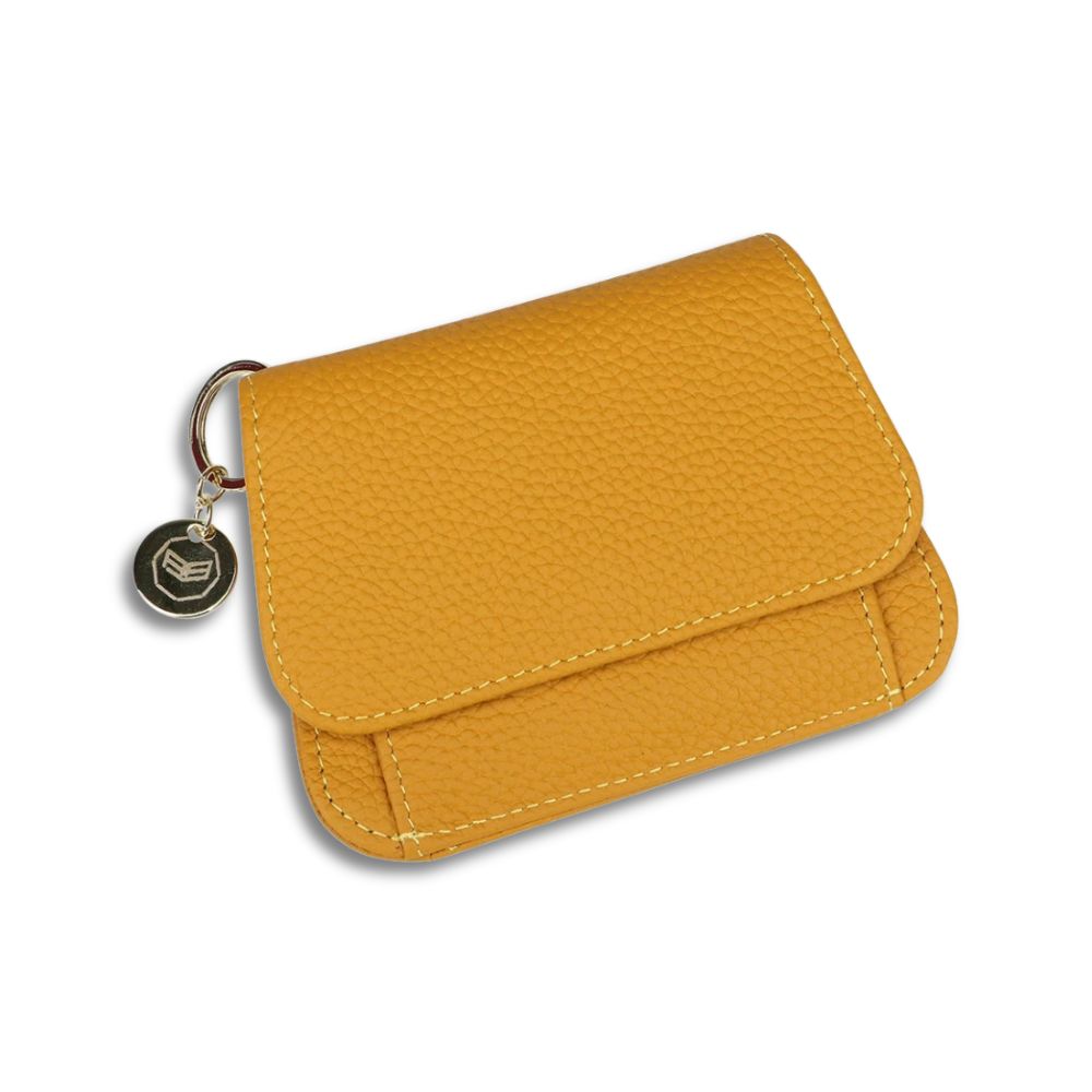 Portafoglio donna in pelle gialla con chiusura a bottone, design elegante e compatto, accessorio moda, ideale per carte e monete.