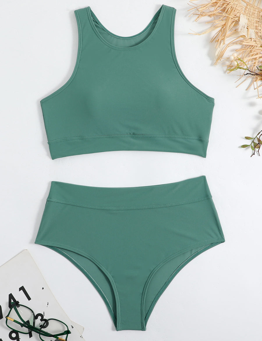 Costume da bagno donna verde, due pezzi, top sportivo e slip a vita alta. Perfetto per l'estate, moda mare, abbigliamento da spiaggia.
