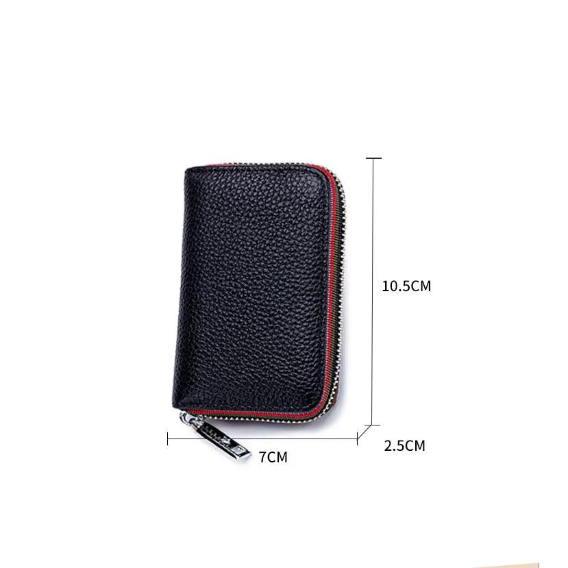 Portafoglio in pelle nera con cerniera, dimensioni 10,5x7x2,5 cm, design compatto, ideale per carte e monete. Accessorio elegante e funzionale.