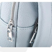 Zaino in pelle azzurra con doppia cerniera argentata, design elegante e moderno, ideale per moda donna e accessori di tendenza.