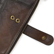 Custodia in pelle marrone con cerniera e bottoni metallici, design elegante e resistente, ideale per proteggere dispositivi elettronici o documenti.