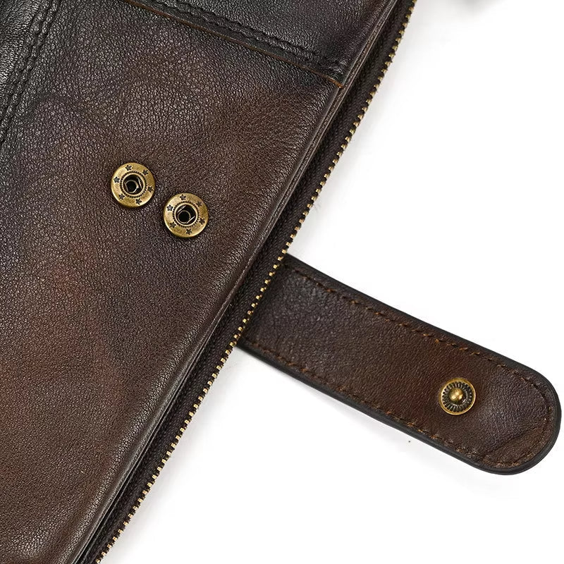 Custodia in pelle marrone con cerniera e bottoni metallici, design elegante e resistente, ideale per proteggere dispositivi elettronici o documenti.