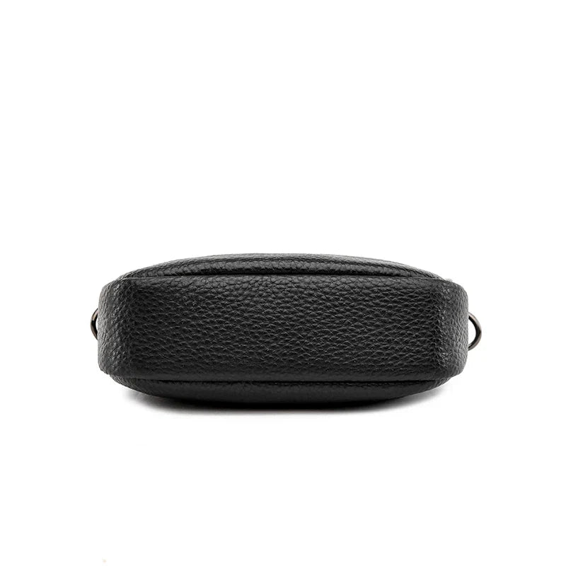 Borsa a tracolla in pelle nera, design compatto e moderno, ideale per uomo e donna. Accessorio elegante e versatile per ogni occasione.