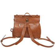 Zaino in pelle marrone con tasca frontale con zip, spallacci regolabili e dettagli metallici dorati. Elegante e versatile per ogni occasione.