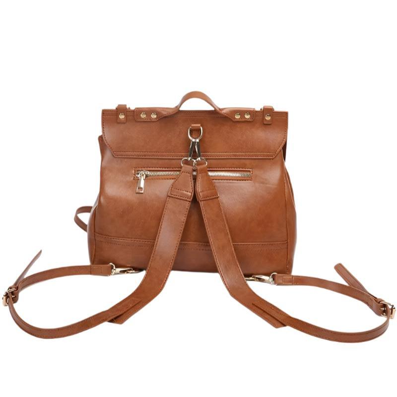Zaino in pelle marrone con tasca frontale con zip, spallacci regolabili e dettagli metallici dorati. Elegante e versatile per ogni occasione.