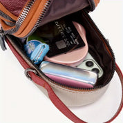 Borsa a tracolla aperta con smartphone, rossetto, specchietto e chiavi. Accessori moda donna, praticità e stile. Perfetta per l'uso quotidiano.