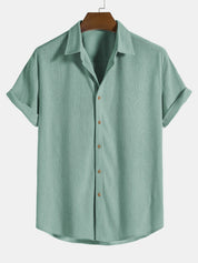 Camicia verde menta da uomo, maniche corte, colletto classico, bottoni frontali, tessuto leggero, ideale per look casual estivi.