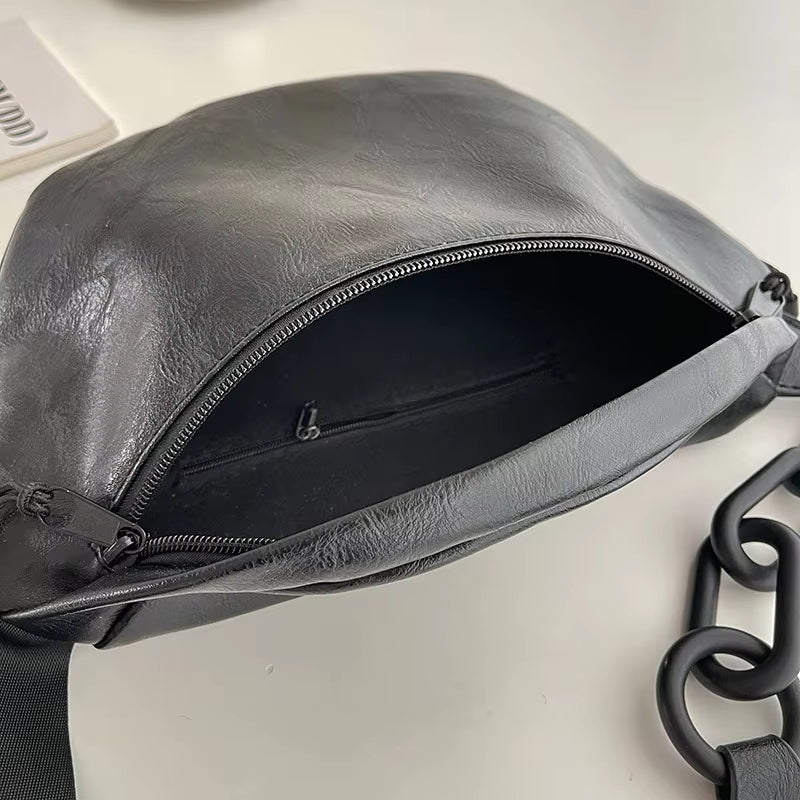 Marsupio in pelle nera con cerniera aperta, catena decorativa, design elegante e moderno, ideale per moda urbana e accessori di tendenza.