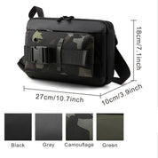 Borsa a tracolla nera con tasca frontale mimetica, dimensioni 27x18x10 cm, disponibile in nero, grigio, mimetico e verde. Accessorio moda uomo.