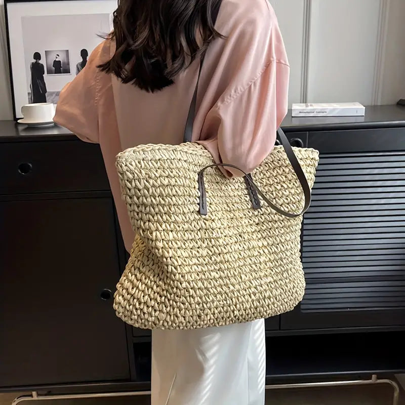 Donna con borsa a tracolla in paglia intrecciata beige, moda estiva, abbigliamento casual, sfondo interno elegante, tendenze accessori 2023.