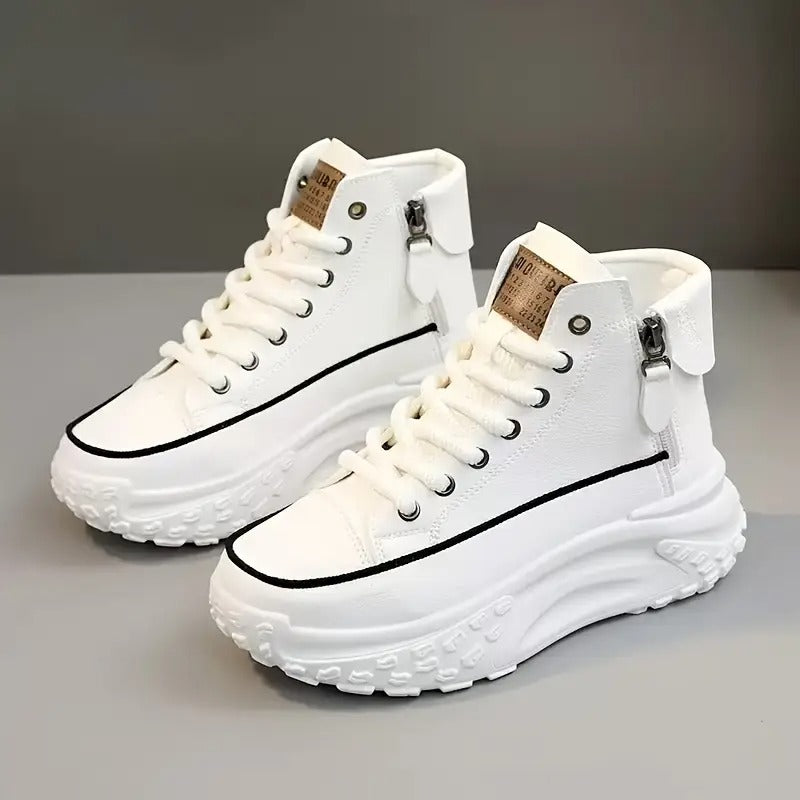 Scarpe da ginnastica alte bianche con suola spessa, dettagli in pelle, lacci e zip laterale. Design moderno e casual per moda urbana.