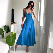 Donna in abito lungo blu elegante, scattando selfie in specchio. Moda femminile, abbigliamento estivo, stile casual chic.