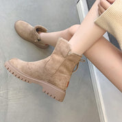 Stivali invernali beige da donna, in pelle scamosciata, con suola spessa antiscivolo e fodera in pelliccia sintetica, indossati su pavimento grigio.