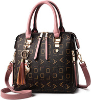 Borsa a mano in pelle nera con stampa monogramma, manici e tracolla rosa, ciondolo decorativo, design elegante e moderno, accessorio moda donna.