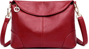 Borsa a tracolla in pelle rossa, elegante e moderna, con chiusura a zip e dettagli in metallo dorato. Accessorio moda donna, stile casual chic.