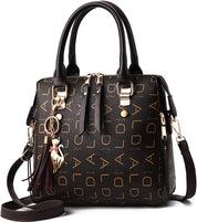 Borsa a mano in pelle nera con stampa monogramma dorata, decorata con ciondolo a forma di gatto. Design elegante, ideale per moda femminile.