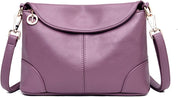 Borsa a tracolla in pelle viola, design elegante, chiusura con patta, dettagli in metallo dorato, ideale per moda donna, accessorio versatile.