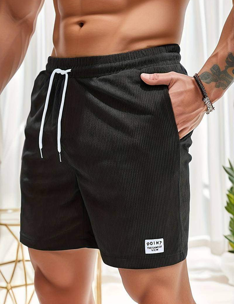 Shorts da uomo neri a righe, con laccio bianco in vita e tasche laterali. Design casual estivo, ideale per spiaggia o sport.