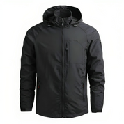 Giacca impermeabile nera con cappuccio, chiusura a zip, tasche laterali, ideale per outdoor e sport. Design moderno e resistente.