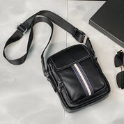 Borsa a tracolla in pelle nera con striscia bianca e blu, design elegante, ideale per uomo, accessorio moda, perfetta per uso quotidiano.