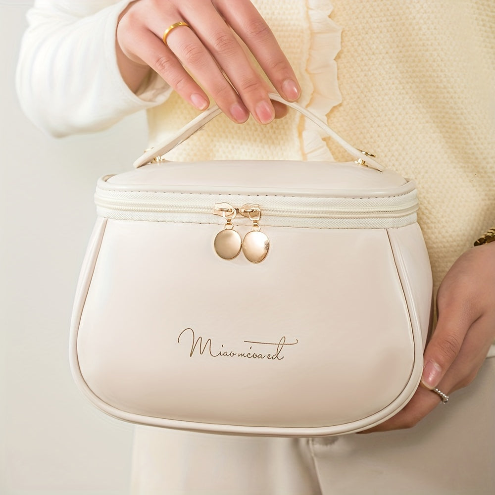 Borsa cosmetica bianca elegante con cerniera dorata, manico superiore e logo "Miaomicawei". Ideale per trucco e accessori da viaggio.