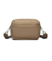 Borsa a tracolla in pelle beige, design rettangolare, chiusura con zip, tracolla regolabile, ideale per moda donna, accessorio elegante e pratico.