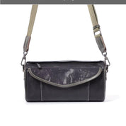 Borsa a tracolla in pelle nera, design rettangolare, chiusura a patta, tracolla regolabile beige, stile elegante e moderno.