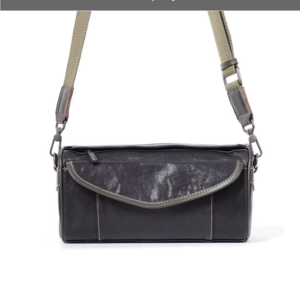 Borsa a tracolla in pelle nera, design rettangolare, chiusura a patta, tracolla regolabile beige, stile elegante e moderno.