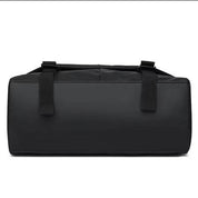 Borsone sportivo nero in tessuto resistente, con manici rinforzati. Ideale per palestra, viaggi, attività outdoor. Design moderno e spazioso.